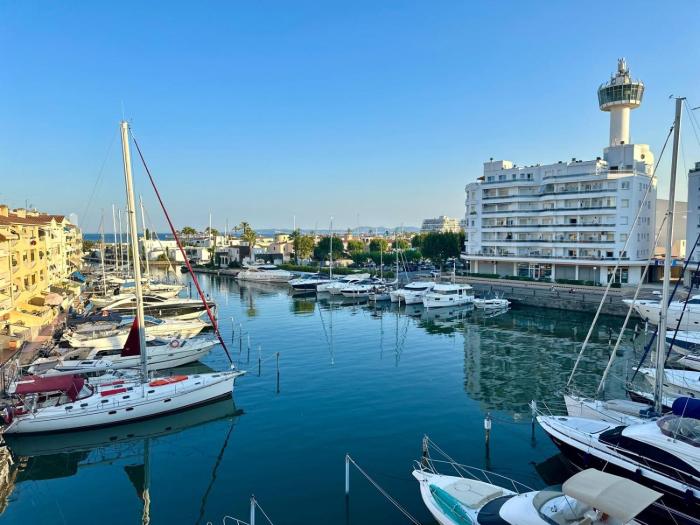 Apartamento con vistas a mar y canal. Empuriabrava