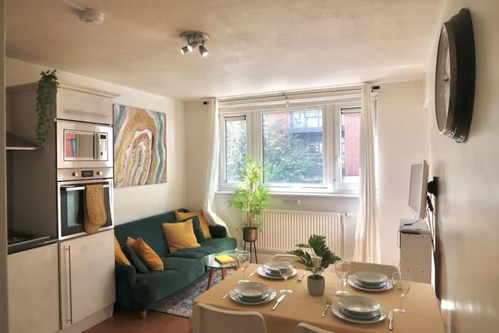 Chic 4-Bed apartment in London w balcony and walking distance to tube