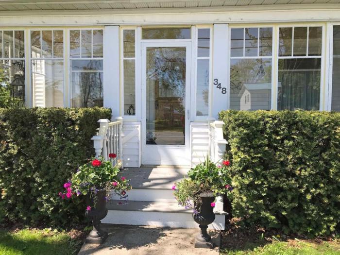 Gwyn Haven - Spacious Charming Century Home in Wellington