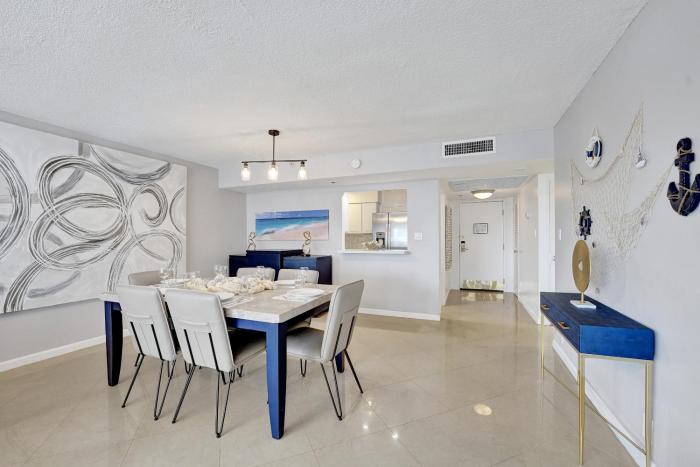 Breathtaking 2 Bedroom Condo w Beach Service 919