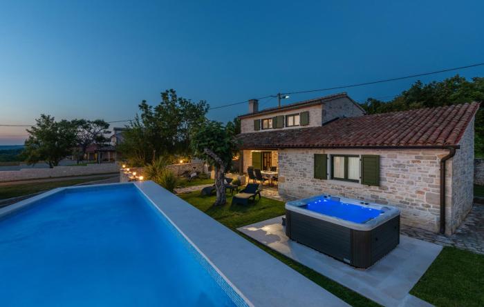 Villa Ana Rita for 6 people - beautiful rustical villa with heated pool & jacuzzi in Central Istria