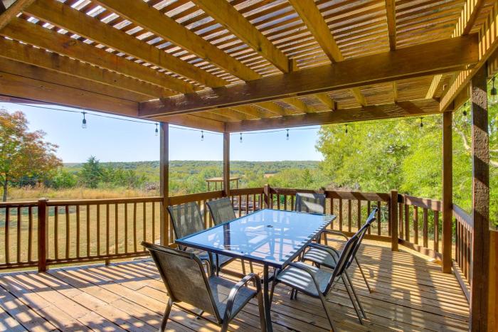 Kansas Gem w Fire Pit & Views: 10 Mi to Dtwn!