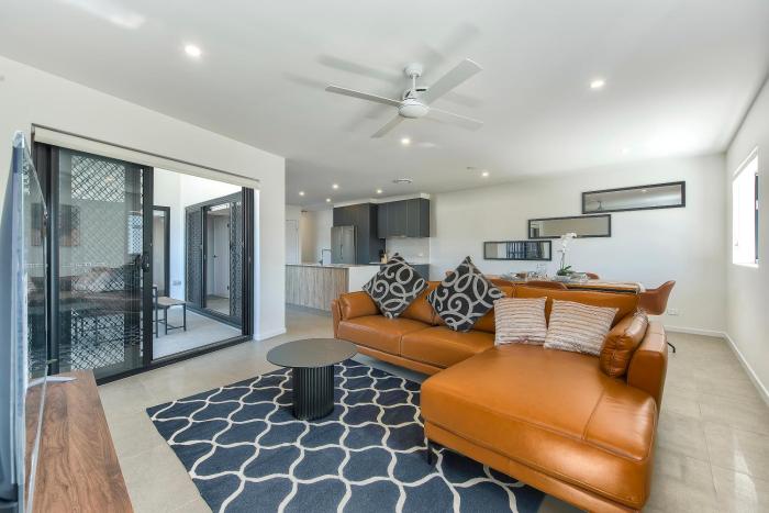 Newly spacious top floor good view apartment