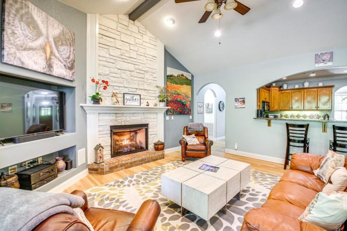 Less Than 5 Mi to Lake Desoto Grand Hot Springs Home