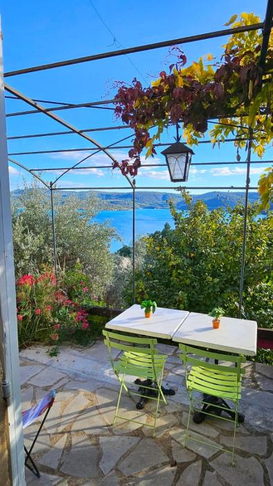 Studio avec terrasse et jolie vue sur le lac