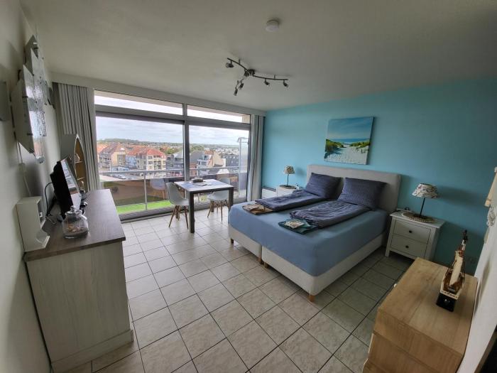 Studio with sea view and panoramic view in Bredene