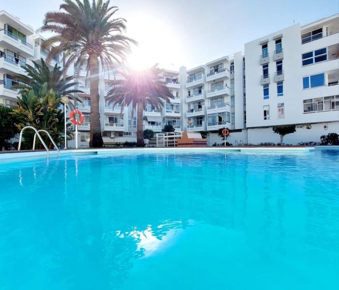 Apartamento céntrico con playa y piscina
