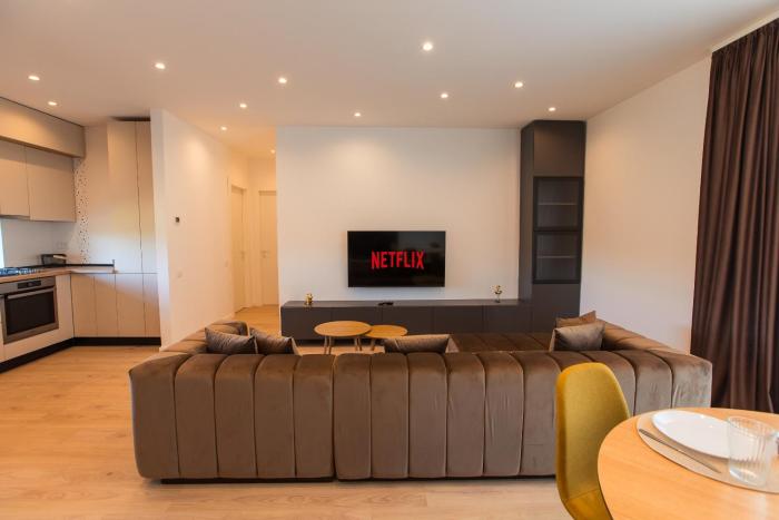 Roots Three - Modern Lakeview Apartment