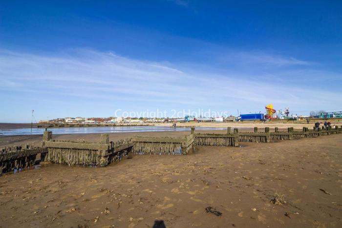 Modern 4 Berth Lodge With Decking At Manor Park In Hunstanton Ref 23024W