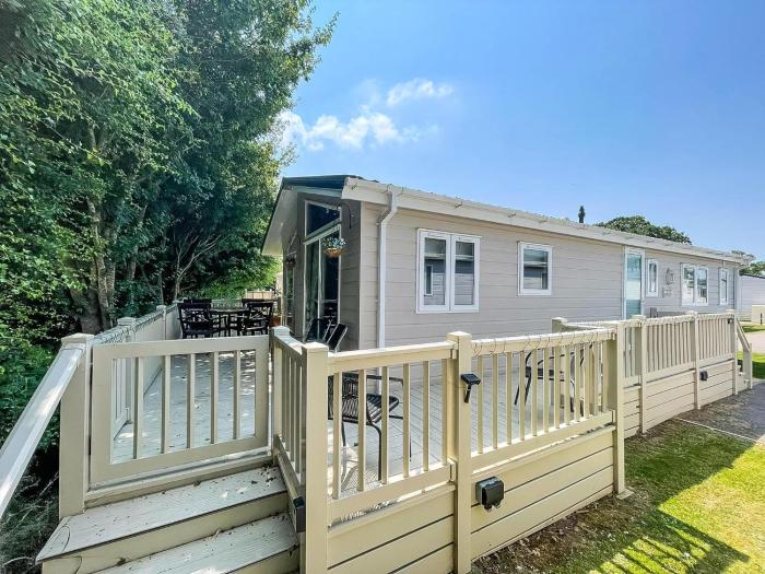 Stunning Lodge With Decking At Oaklands Holiday Park In Essex Ref 39017Rw