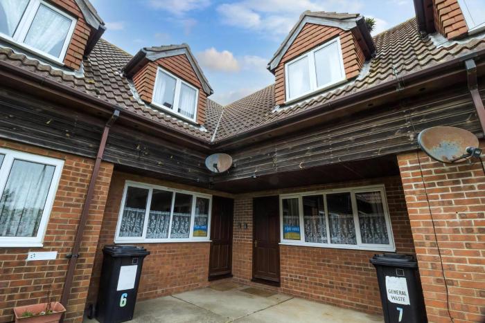 Seaside Cottage In Beautiful Hemsby, Norfolk By The Beach Ref 99007J