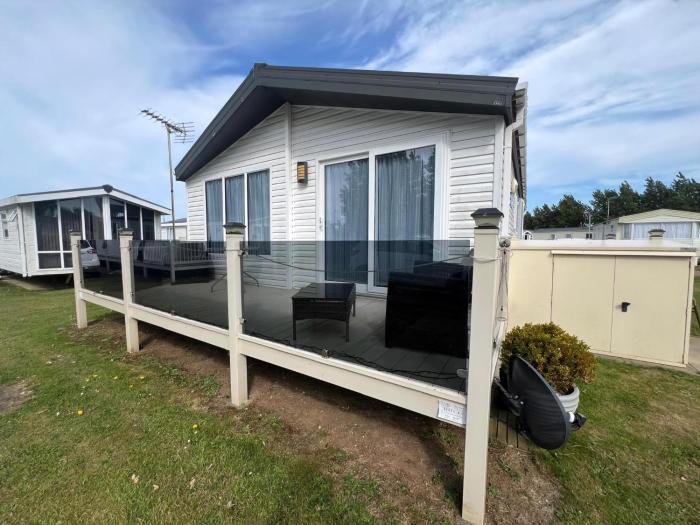 Stunning Lodge Boasting Large Decking Area At California Cliffs Ref 50008L