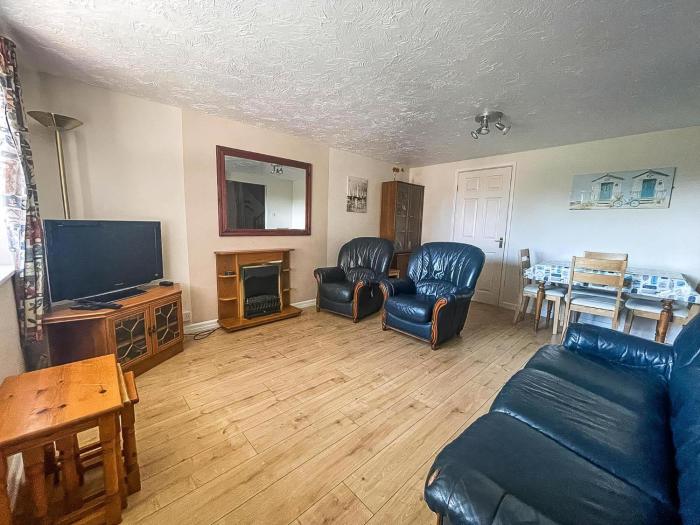 Seaside Holiday Cottage By The Beach In Beautiful Hemsby, Norfolk Ref 99006J