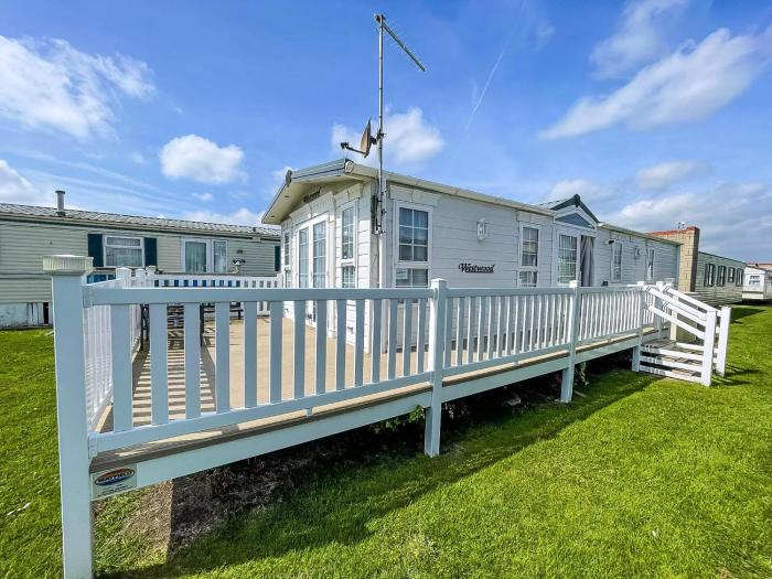 Lovely Caravan With Large Decking At Naze Marine Holiday Park Ref 17306Br