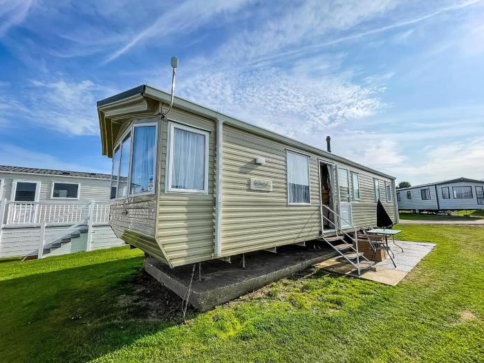 Lovely Caravan By The Beach In Pakefield, Suffolk Ref 68007Cl
