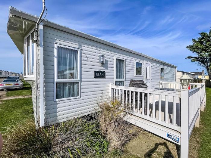 Lovely Caravan With Decking Nearby Scratby Beach In Norfolk Ref 50031J