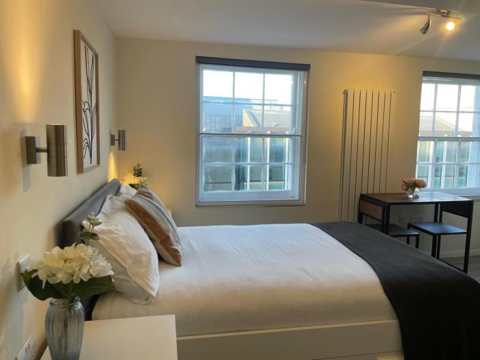 Grays Inn Road - Room 6