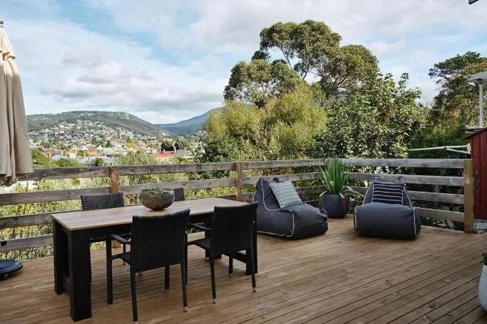 Cosy central apartment with large sunny deck