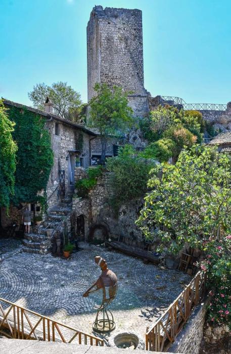 Rifugio sotto la torre 2