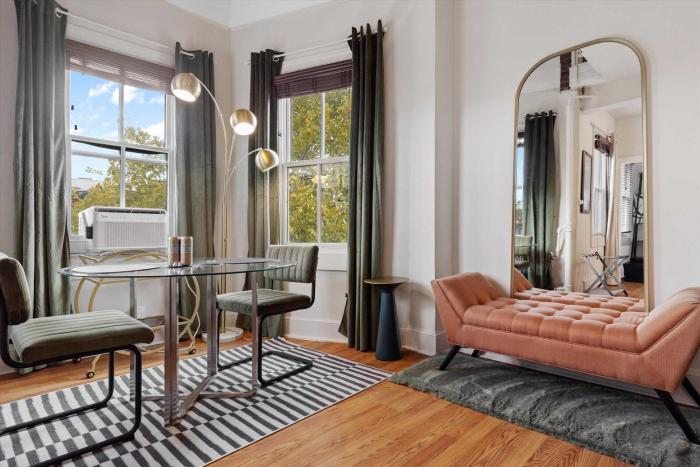 Chic 1-BR Loft Nestled Between Dupont & Logan