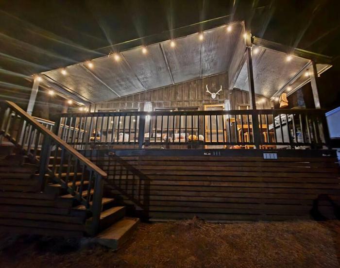 Cozy mountain cabin close walk to Midtown with AC