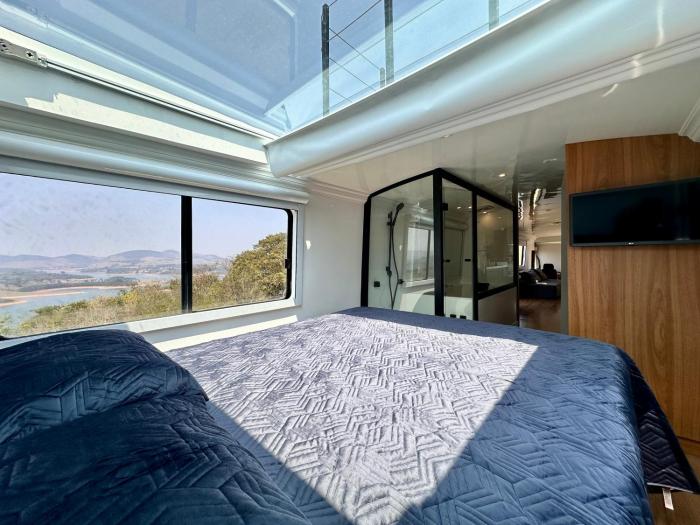 Refúgio estelar com vista para represa