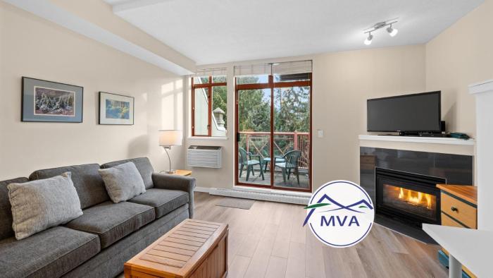 Alpenglow Lodge Studio with park view by MVA