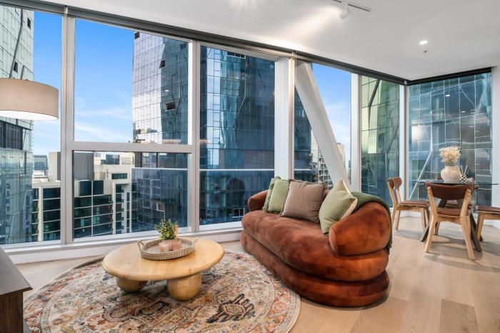 Stylish and Bright Apt In Best Location w Gym, Pool!