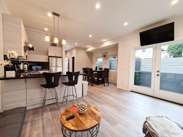 Prime LA 2 bedroom & 3 bath home Beverly Hills adj