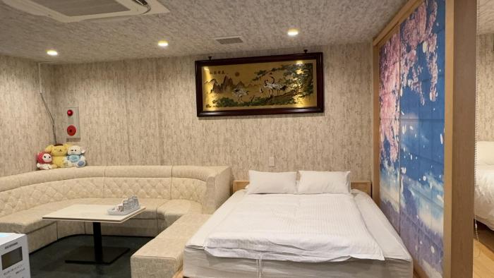 梟の宿 岛之内1号馆B1层 步行300m至道顿堀!徒步5分钟日本桥站! 心斋桥8分钟 黑门市场15分种徒步圈内 !中央区古风民宅2间房可住6人