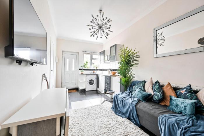 Steps from stadium with parking & fantastic transport Links!