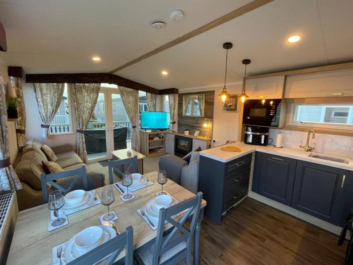 Golden Palm Resort - Bordeaux Deluxe - Coastal Caravan Breaks