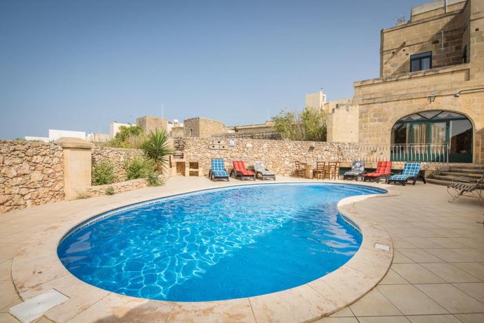 3 Bedroom Holiday Home with Private Pool and Views