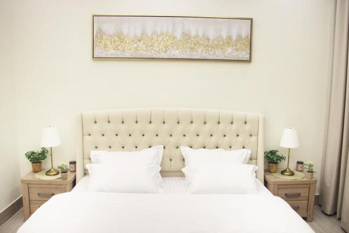 غرفة نوم فاخرة في مبنى راقي