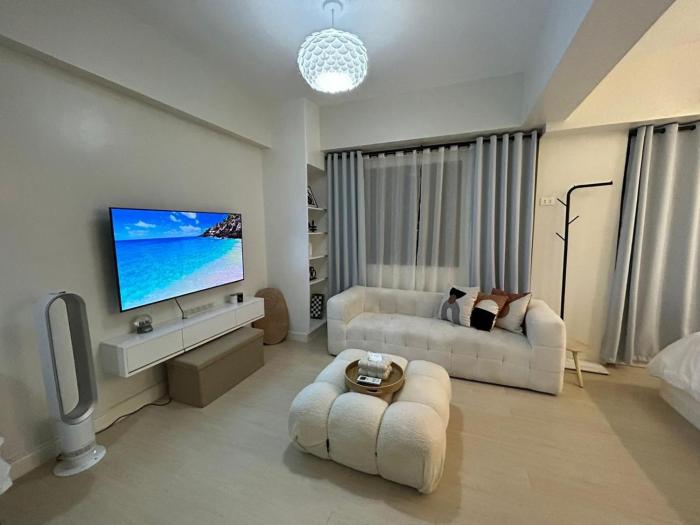 Relax in style: Modern Airbnb and Netflix