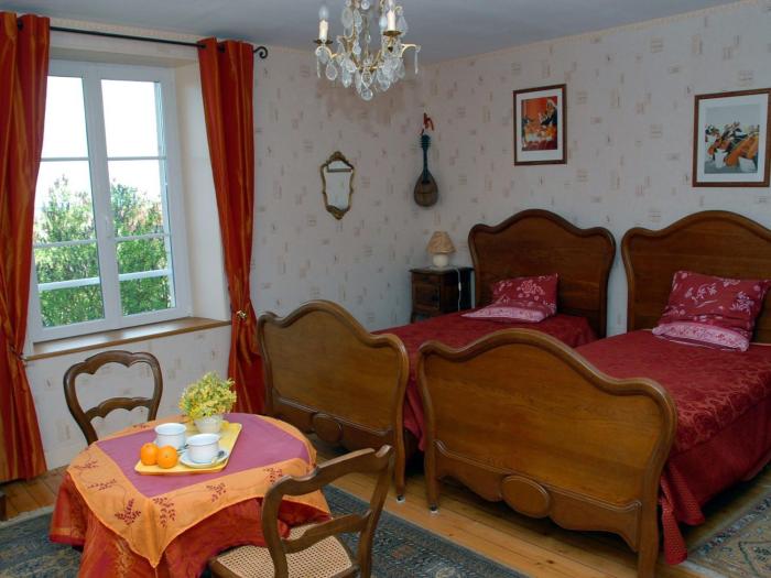 Chambres spacieuses avec salle deau, salon cheminée, jardin détente - Lorraine - FR-1-585-143