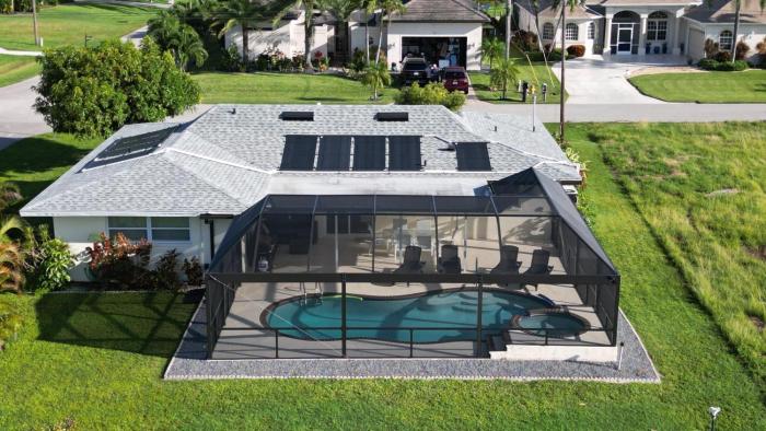 villa - Sleeps 6 & sports boat
