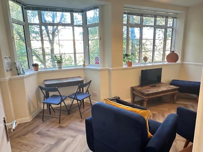 Royal Pavilion Garden Apartment with Parking