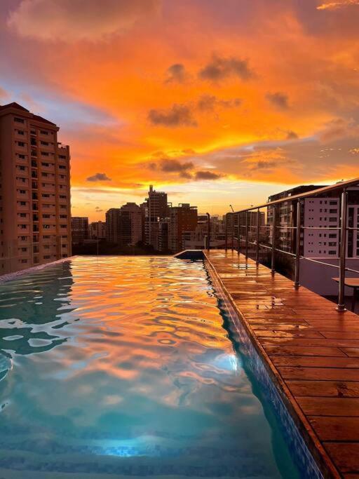 Apartmento en el corazón de la ciudad con piscina infinita y vista al mar