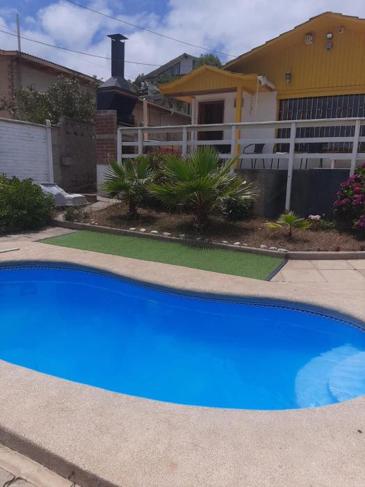 Linda casa con piscina en el quisco.