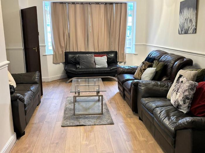 London Luxury 5 Bedroom House 2 min walk to the Tube Station