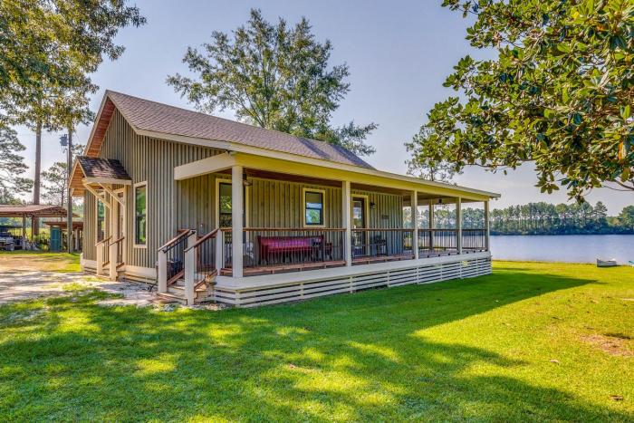 Escape to Nature: Lakefront Jay Cottage w Views!