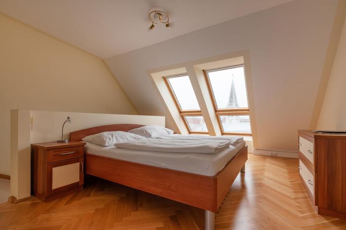 Ruheoase im Dachgeschoss mit Klimaanlage, nur 10 Minuten ins Zentrum