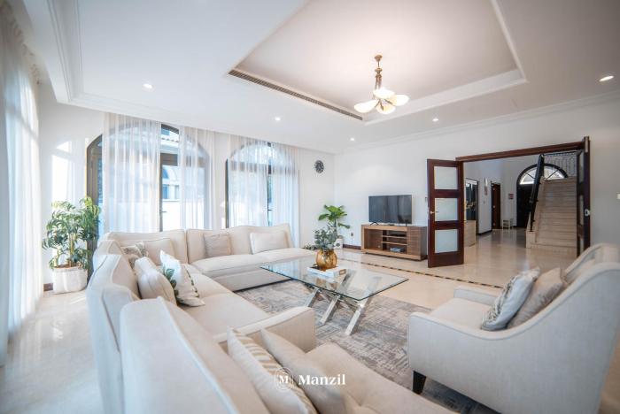 Lux 5BR Villa with Pool & Beach Access in Palm Jumeirah