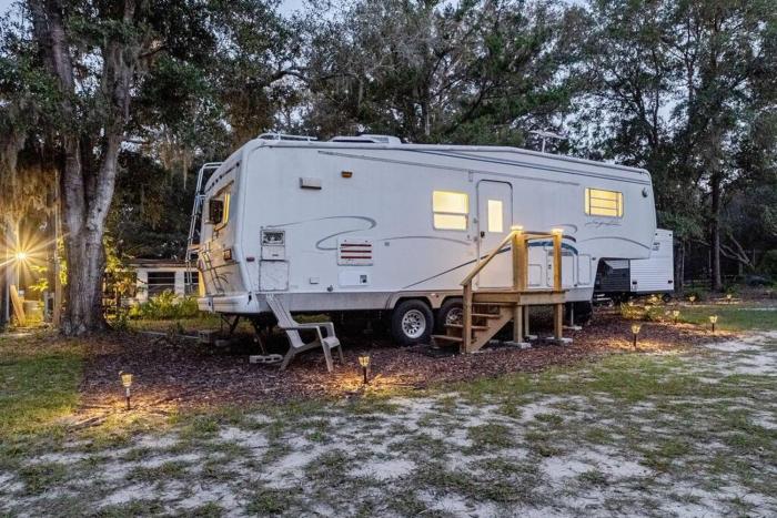 Shaanti Living Cozy Private Camper 2