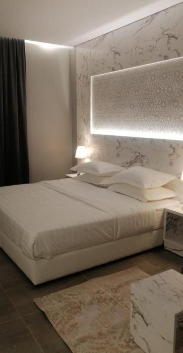 غرفة فاخرة مع دورة مياه ومطبخ بحي الضاحية