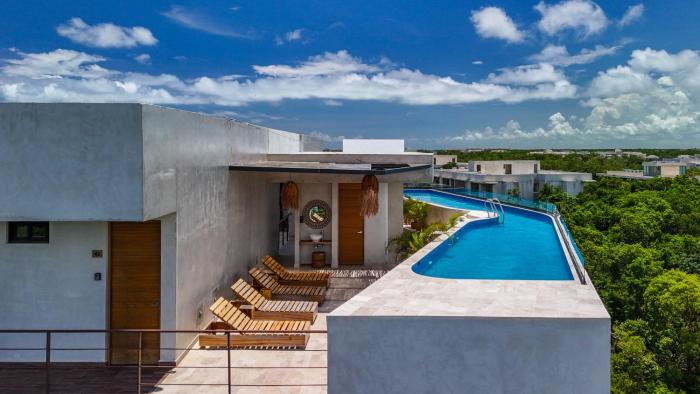 King Suite with Rooftop Pool, Sauna, Gym, Parking