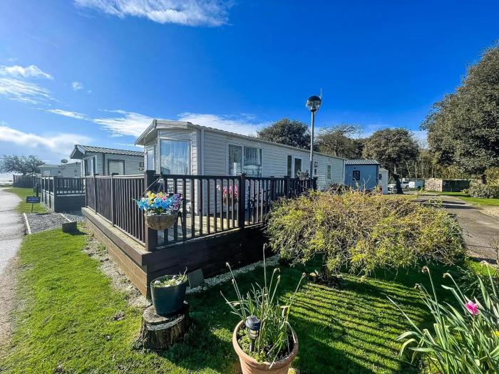 Brilliant Caravan With A Partial Sea View In Suffolk Ref 32026Az