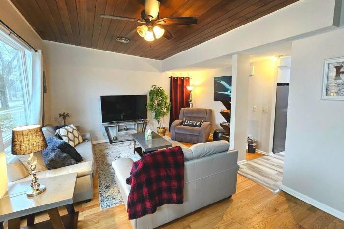 The Peaceful Blue House in Highland