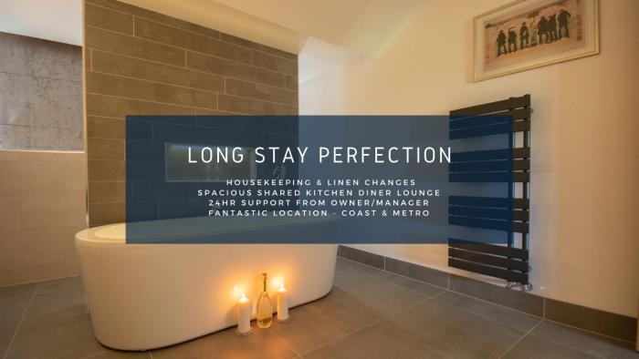 Ample Free Parking, Ideal for long term contractor, etc stays, 15 mins drive to Nissan, 10 mins walk to metro station - Spacious 5 Double Bedroom 6 Beds Townhouse 2 Bathrooms - see our site for assurance